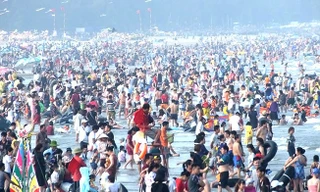 'Biển người' chen chúc đổ về biển Sầm Sơn ngày nghỉ lễ