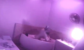 Kỹ thuật viên cơ sở Massage E. tắm chung với khách