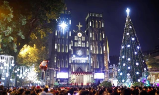 Nhà thờ Lớn là nơi tập trung nhiều người tới đón không khí Giáng sinh nhất tại Hà Nội - Ảnh: Như Ý