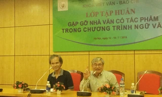 Nhà thơ Nguyễn Duy (phải) và nhà phê bình Chu Văn Sơn tại buổi nói chuyện thơ Nguyễn Duy sáng 14/7 - Ảnh: DPV