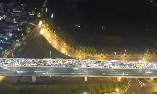 Tắc nghiêm trọng trên cầu Nhật Tân hướng từ sân bay Nội Bài vào Hà Nội