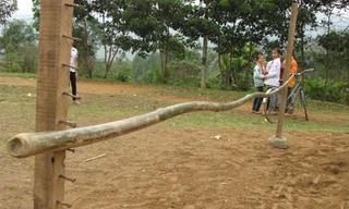 Học sinh tập nhảy 'xà đinh'