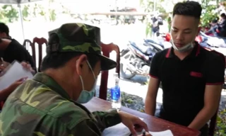 Lực lượng chức năng làm việc với lao động tự do từ Campuchia nhập cảnh về Việt Nam 