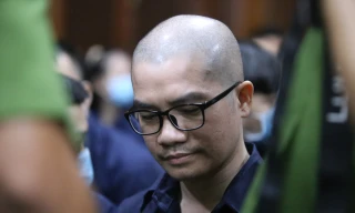 Nguyễn Thái Luyện tại tòa.