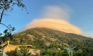 'Nón mây' sáng 24/11 trên đỉnh núi Bà Đen.