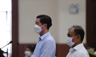 Cựu phó Chủ tịch UBND TPHCM - bị cáo Trần Vĩnh Tuyến (trái sang) tại phiên tòa sáng nay 11/5.