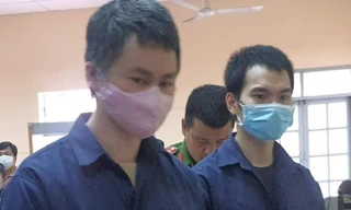 Bị cáo Phan Thanh Tùng (phải) tại phiên tòa sơ thẩm.