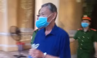 Cựu Tổng giám đốc Phan Minh Anh Ngọc sau phiên tòa tối nay. Ảnh: Tân Châu