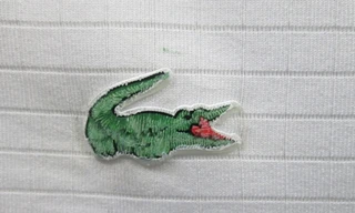 Lacoste bị tố áo tiền triệu giặt 4 lần phai logo