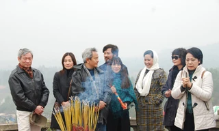 Diễn viên đòa phim thắp hương trước mộ ông Kim Ngọc