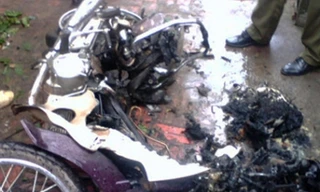 Chiếc xe Dream sau khi xảy ra vụ nổ. Ảnh: VFJ