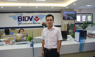 Một giám đốc doanh nghiệp nhỏ và vừa vay vốn phát triển công nghiệp phụ trợ.