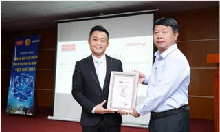 Thời báo Kinh tế Việt Nam trao chứng nhận kết quả khảo sát cho đại diện nhãn hàng Giải độc gan Tuệ Linh
