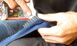 Tự ý dán thêm đế giày để 'xin' 300.000 đồng của khách