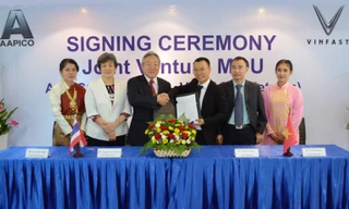 Lãnh đạo VINFAST và lãnh đạo AAPICO ký kết biên bản ghi nhớ về việc thành lập liên doanh.