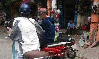 Cô gái trẻ đi xe đẹp lang thang khắp phố Hà Nội xin tiền người đi đường