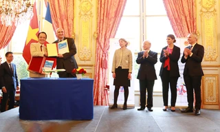 Ông Trịnh Văn Quyết, Chủ tịch HĐQT FLC và Phó Chủ tịch Airbus phụ trách thương mại Eric Schulz ký Biên bản ghi nhớ ngày 26/3 tại Pháp, dưới sự chứng kiến của Tổng Bí thư Nguyễn Phú Trọng và Chủ tịch Quốc hội Pháp François de Rugy.