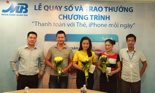 MB trao 41 Iphone 5S cho khách hàng trúng thưởng 