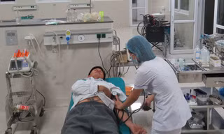 Các thuyền viên được sơ cấp cứu tại bệnh viện Việt Nam – Cu Ba Đồng Hới