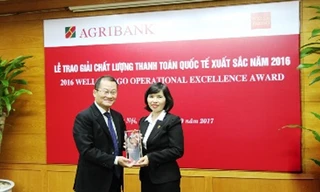 Bà Nguyễn Thị Thu Hà - Trưởng ban Định chế Tài chính Agribank - nhận giải thưởng từ đại diện Wells Fargo 