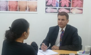 Giáo sư Tiến sĩ Michael Tirant tư vấn miễn phí cho bệnh nhân vẩy nến.