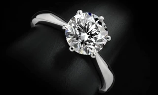 Quà tặng kim cương đa sắc - IPhone 5C bản lock trong thế giới trang sức