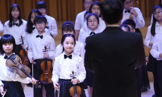 Thần thái xuất sắc, em gái Hà Nội được ví như 'thiên thần violin'
