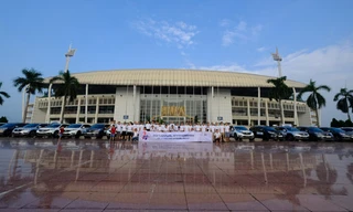 Toàn đoàn tập trung tại SVĐ Mỹ ĐÌnh trước khi lên đường