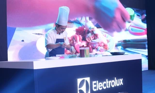 Đầu bếp Vỏ Quốc trổ tài chế biến một món ăn chuẩn nhà hàng ngay tại sự kiện