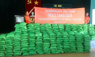 Hanwha Life Việt Nam trao quà Tết cho người nghèo