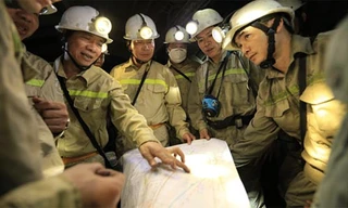 Tổng Giám đốc Tập đoàn Đặng Thanh Hải đi lò kiểm tra tình hình sản xuất của Công ty than Khe Chàm