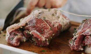 Để thịt ra ngoài một khoảng thời gian trước khi chế biến.