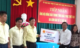 Ông Trần Văn Chín, Phó TGĐ Tập đoàn Cienco 4 (thứ 3 từ trái qua) trao số tiền 200 triệu đồng ủng hộ cho đại diện tỉnh Khánh Hòa