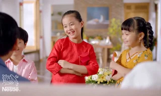 Giọng điệu ngây ngô, hào hứng của bé gái thể hiện tâm lý khao kháo đón Tết, nhưng rồi cũng thất vọng vì mẹ không có thời gian dành cho em.