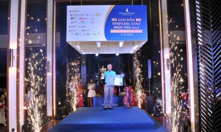 Gôn thủ Đoàn Ngọc Dũng xuất sắc vượt qua 144 bạn cùng chơi để trở thành nhà vô địch giải Vinpearl Golf Autumn Tour 2017