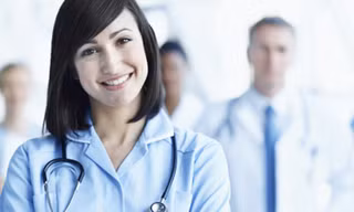 Y tá giúp đỡ rất nhiều cho người bệnh vẩy nến
