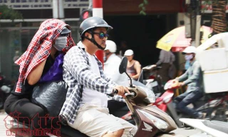 Người Hà Nội vật vã dưới nắng nóng gần 40 độ C