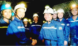 Đội ngũ cán bộ, công nhân lao động đồng tâm áp dụng khoa học côn nghệ vào sản xuất