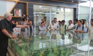 Ông Kevin Moore giới thiệu với đoàn Lào về khu liên hợp xử lý rác.