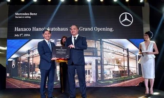 Ông Choi Duk Jun, Giám đốc điều hành Xe du lịch Mercedes-Benz Việt Nam (trái) trao bằng chứng nhận cho Haxaco Hà Nội