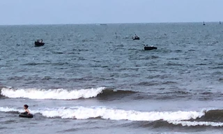 Chiều xuống, ngư dân chèo thuyền nan ra biển đánh mẻ mực đầu tiên trong đêm