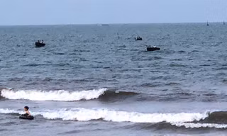 Chiều xuống, ngư dân chèo thuyền nan ra biển đánh mẻ mực đầu tiên trong đêm