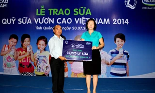 Bà Bùi Thị Hương – Giám Đốc Đối Ngoại Vinamilk trao bảng sữa tượng trưng 72.270 ly sữa của Quỹ sữa Vươn Cao Việt Nam cho trẻ em tỉnh Quảng Trị