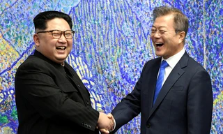 Tổng thống Moon Jae-in bắt tay nhà lãnh đạo Kim Jong-un (Ảnh: Reuters)