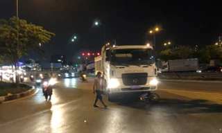 Bé trai 8 tuổi bò ra từ gầm xe ben sau khi bị xe 'nuốt gọn'