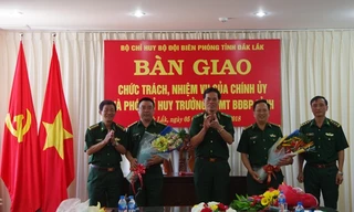 Thiếu tướng Hoàng Đăng Nhiễu tặng hoa và chúc mừng các đồng chí mới bổ nhiệm. Ảnh Daklak.gov.vn