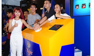 Khởi My cùng các bạn trẻ không ngần ngại nhấn nút cam kết uống có trách nhiệm để “có tất cả”