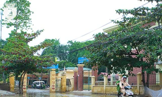 Thầy trò vùng ngập Chương Mỹ hối hả dọn dẹp trường lớp đón năm học mới