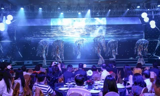 Khách hàng của Sun Group choáng ngợp trước show trình diễn áo dài dát vàng 