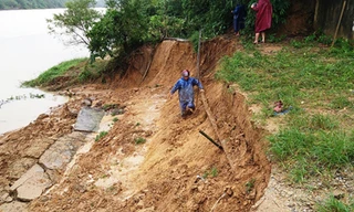 Hiện trường sạt lở đất cạnh Trường Tiểu học Hương Thọ